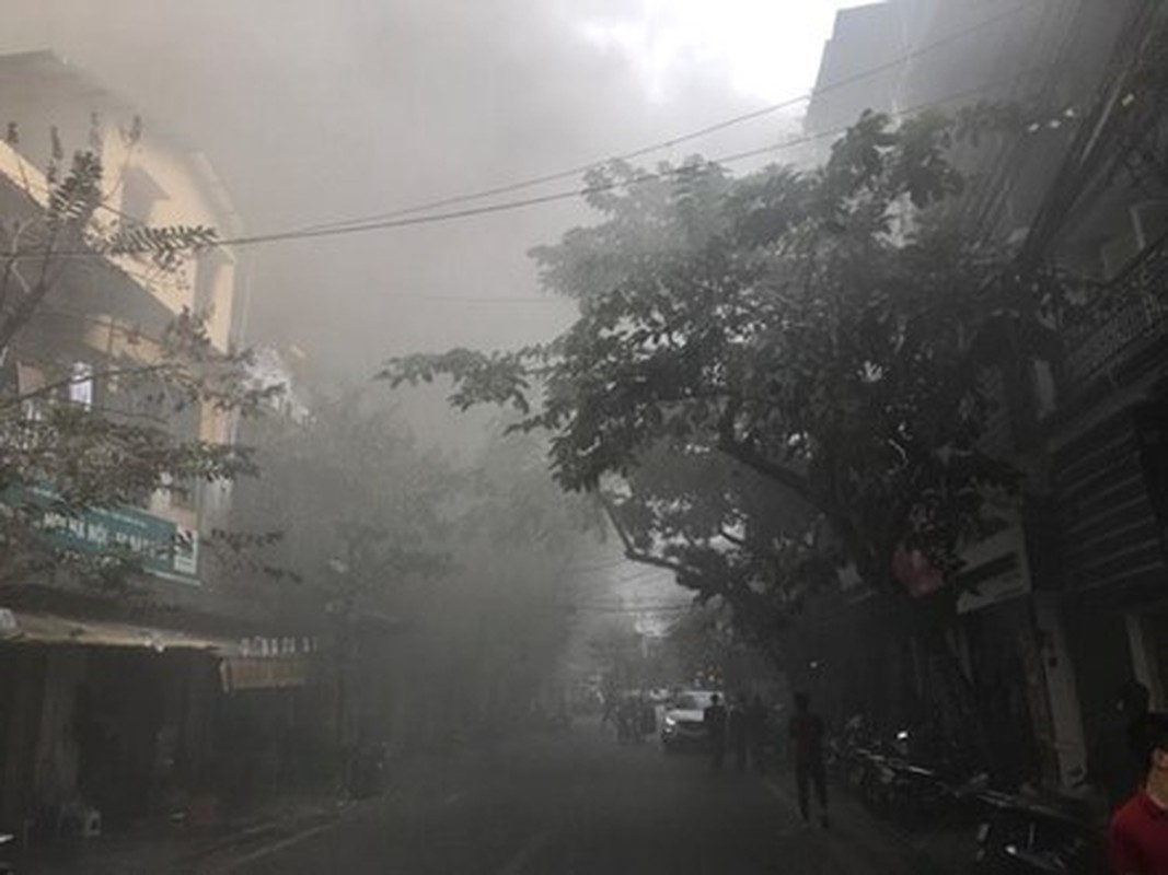 Anh: Chay ngun ngut o Bat Dan - Ha Noi, khoi den mu mit-Hinh-8