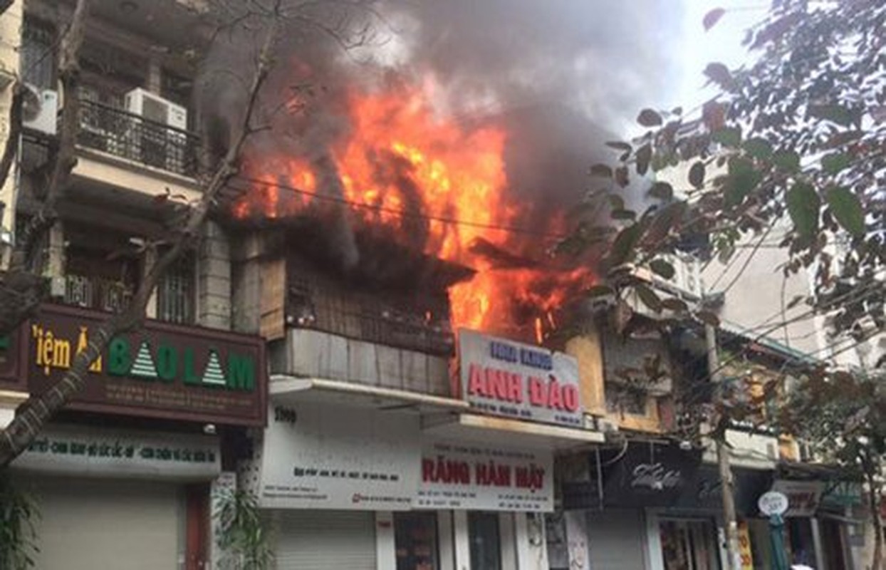 Anh: Chay ngun ngut o Bat Dan - Ha Noi, khoi den mu mit