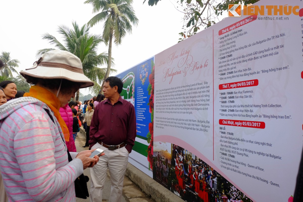 Ha Noi: Nguoi dan va vat cho xem Le hoi hoa hong Bulgaria-Hinh-8