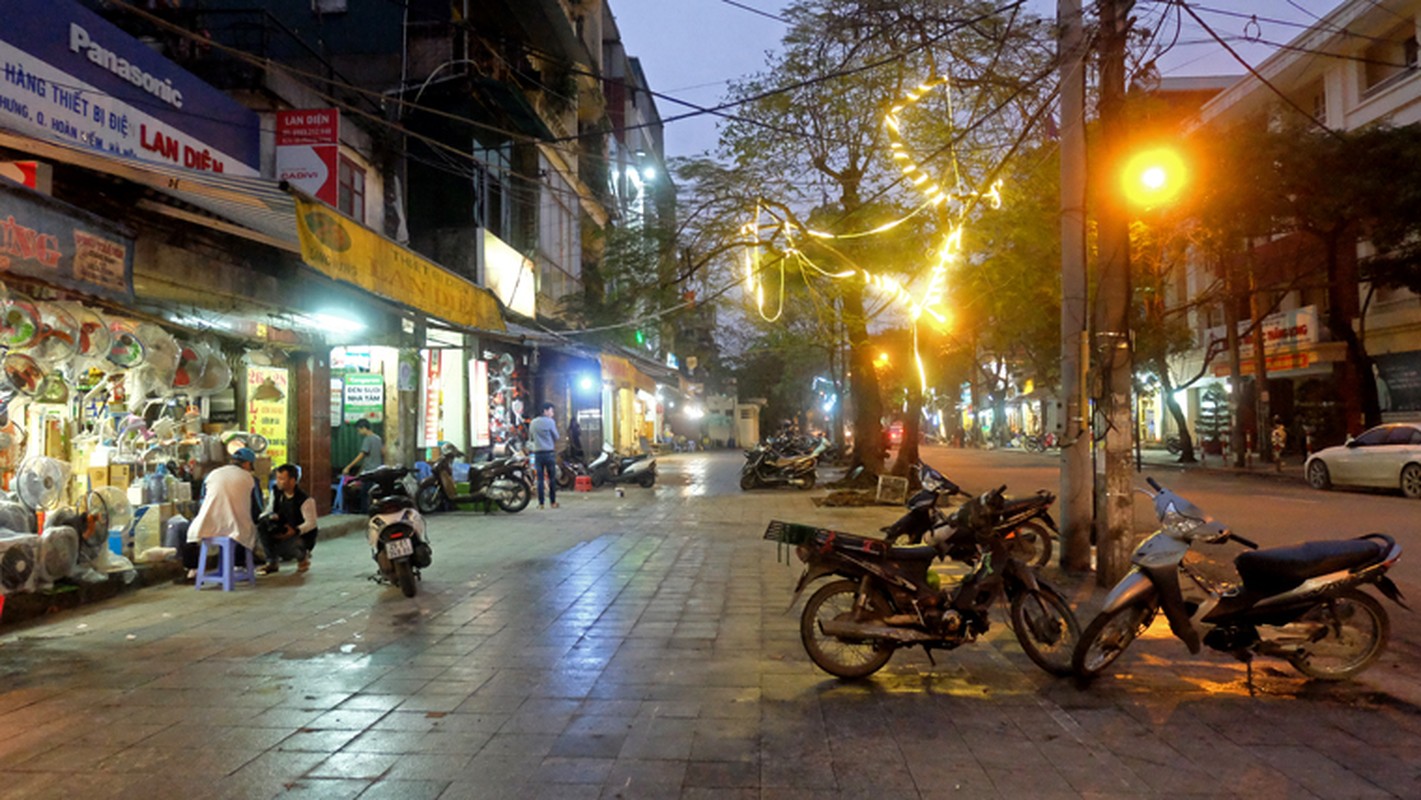 Anh: Via he cac pho an nhau noi tieng Ha Noi gio ra sao?