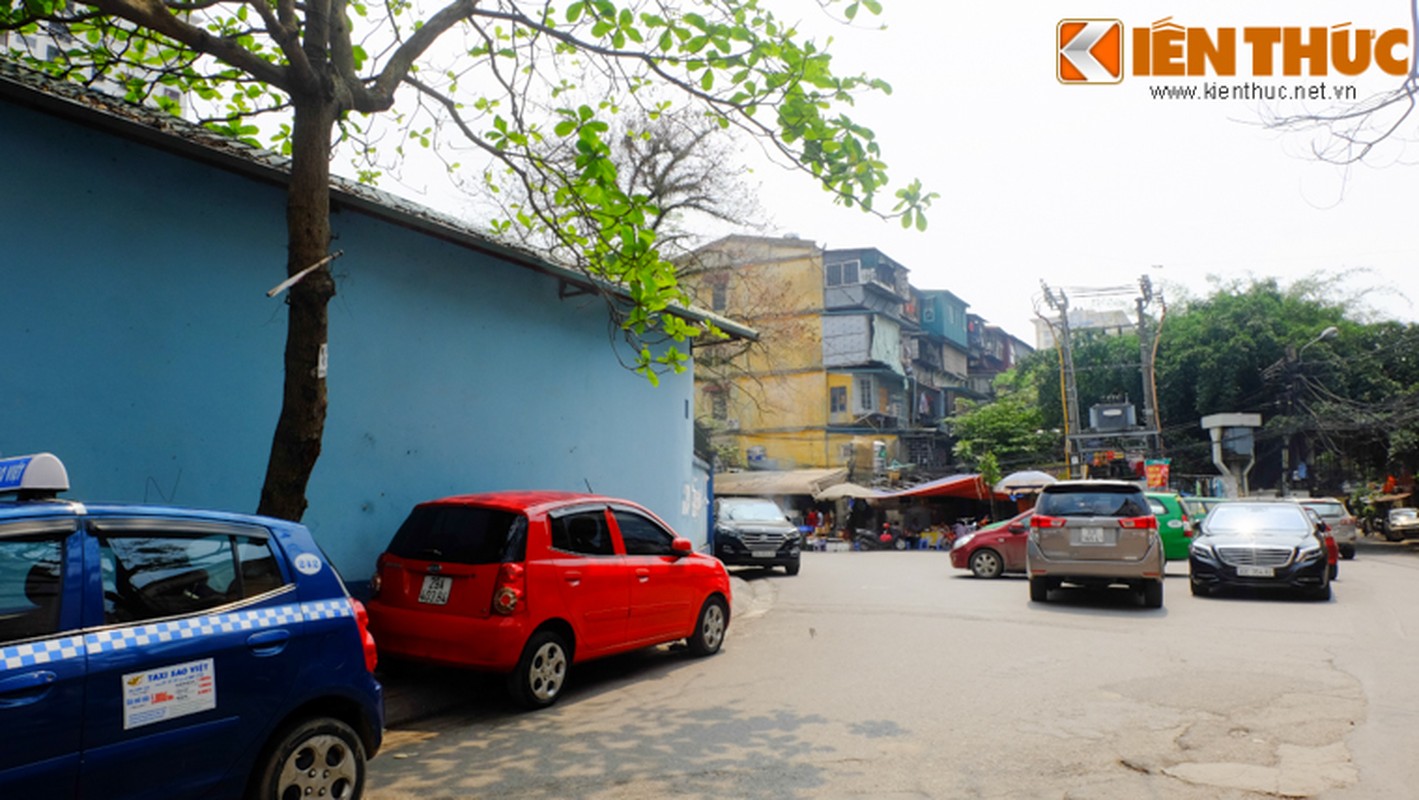 Ha Noi gianh lai via he: Xe hop vao san chung cu do kin-Hinh-4