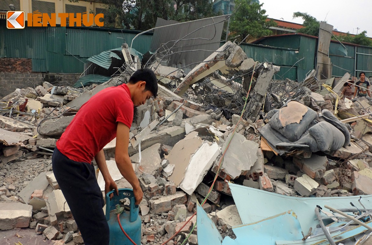 Anh: Nguoi dan “thau” bai dong nat khong lo tren via he Ha Noi-Hinh-10