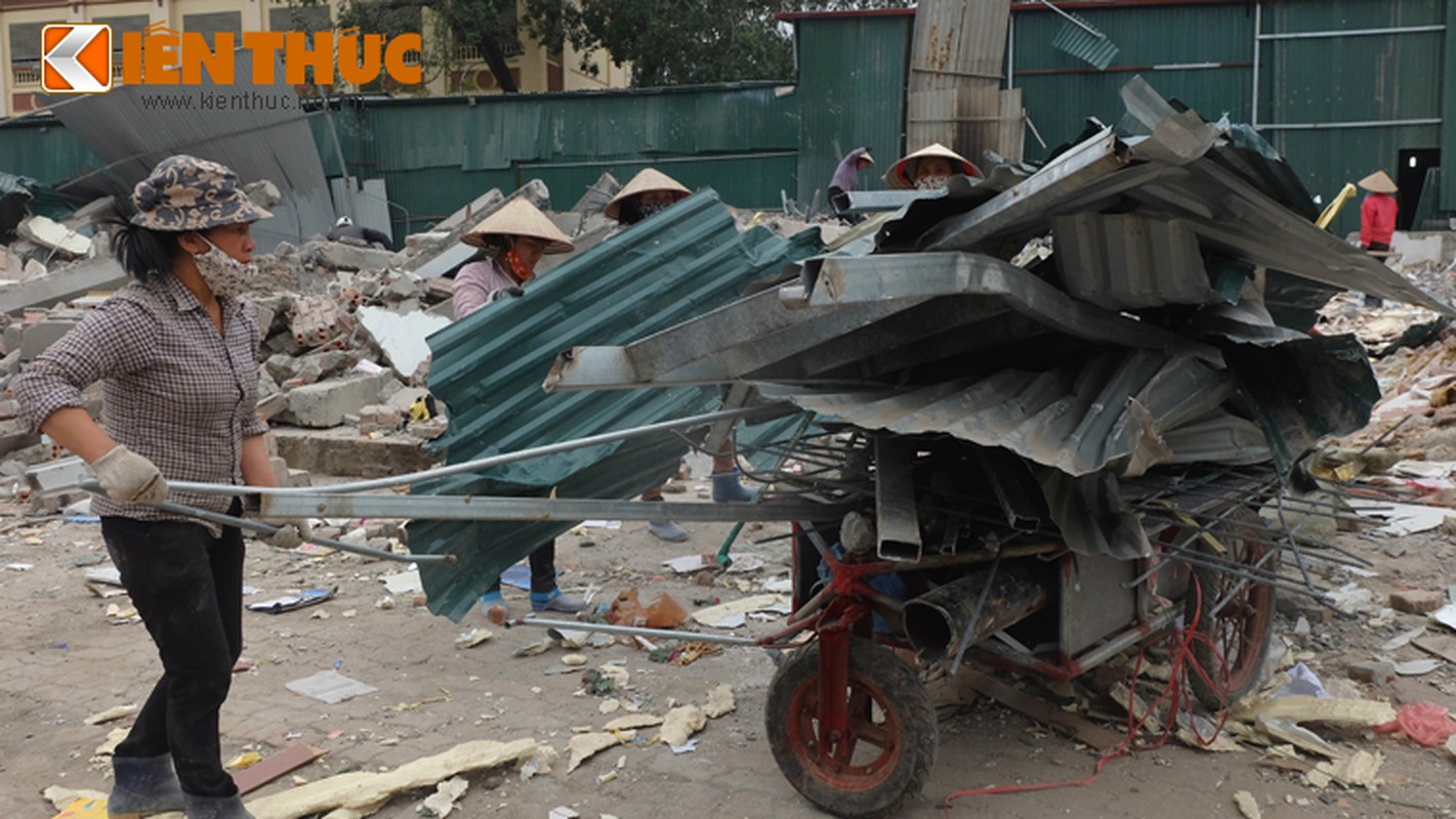 Anh: Nguoi dan “thau” bai dong nat khong lo tren via he Ha Noi-Hinh-13