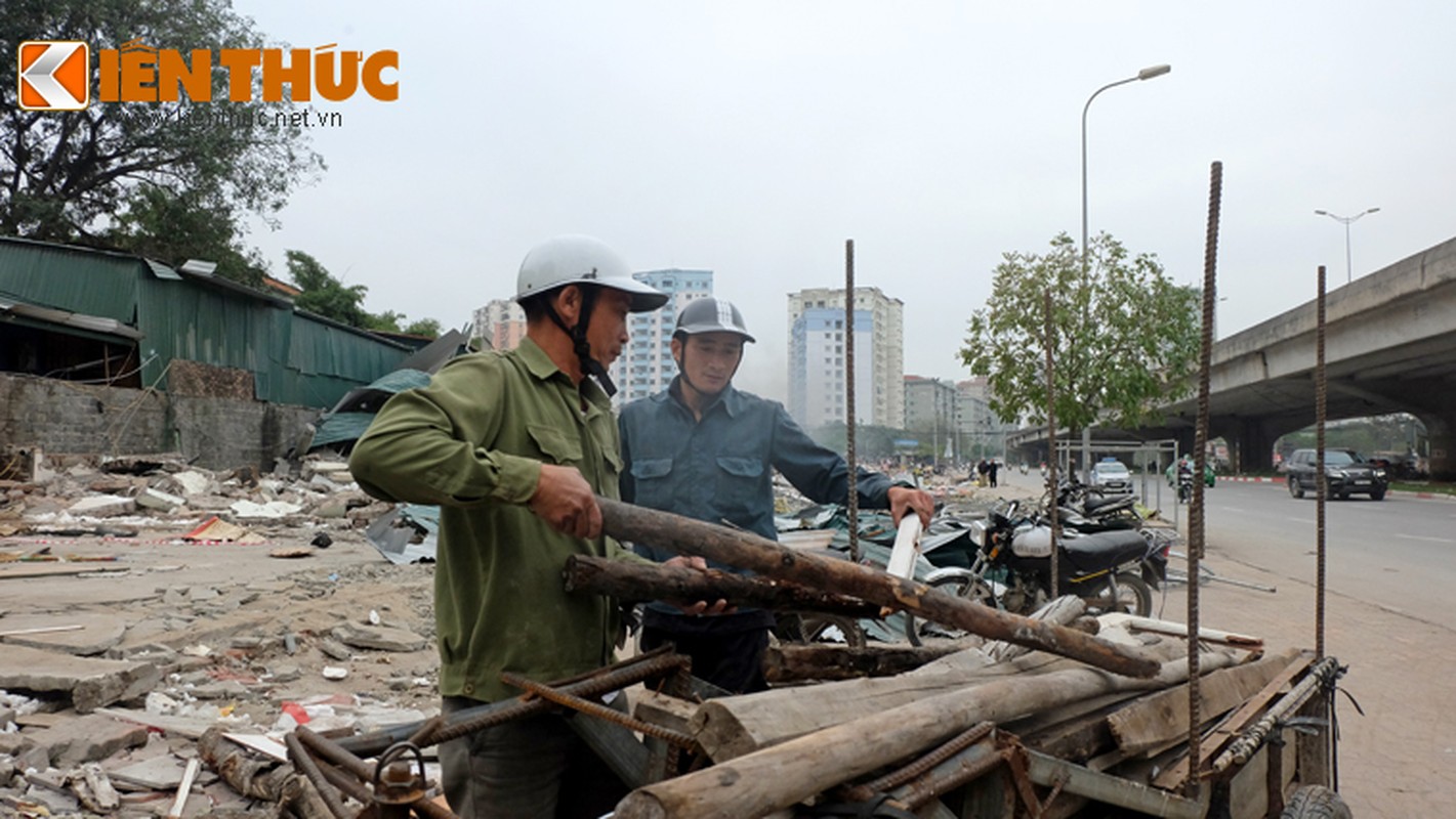 Anh: Nguoi dan “thau” bai dong nat khong lo tren via he Ha Noi-Hinh-17