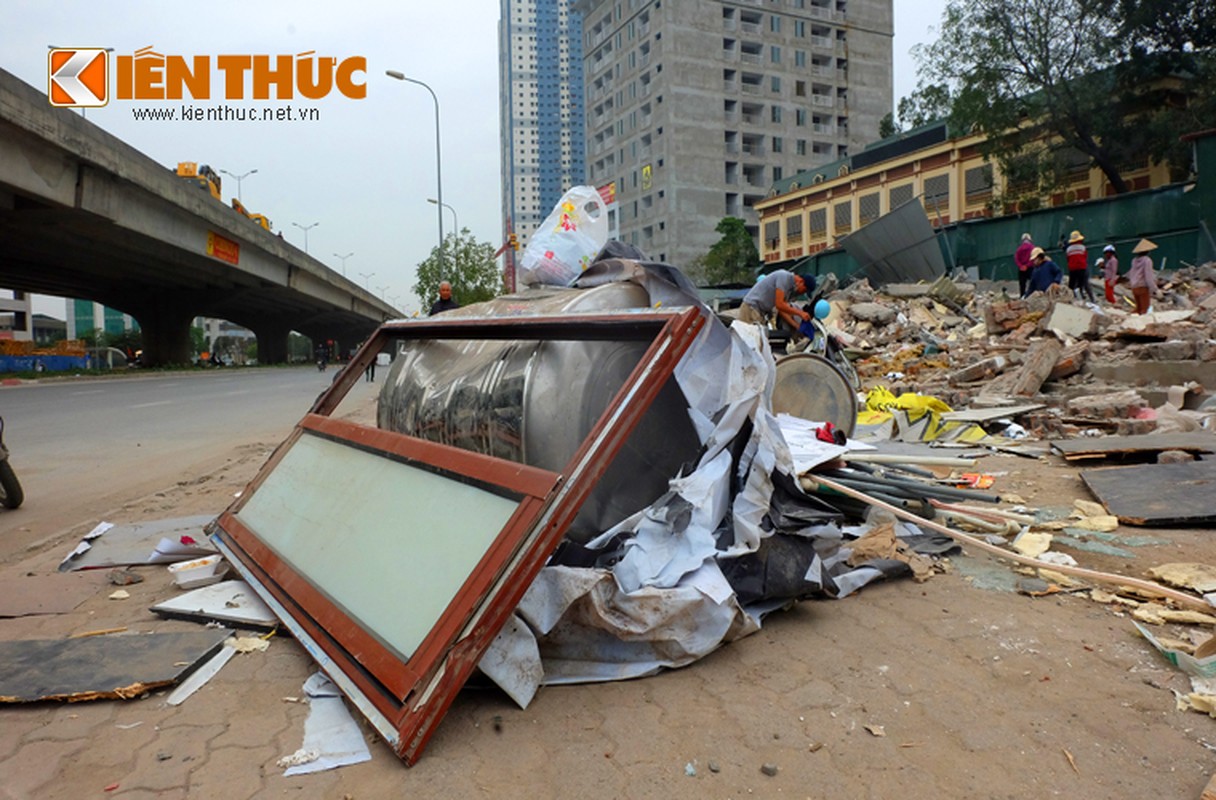 Anh: Nguoi dan “thau” bai dong nat khong lo tren via he Ha Noi-Hinh-18