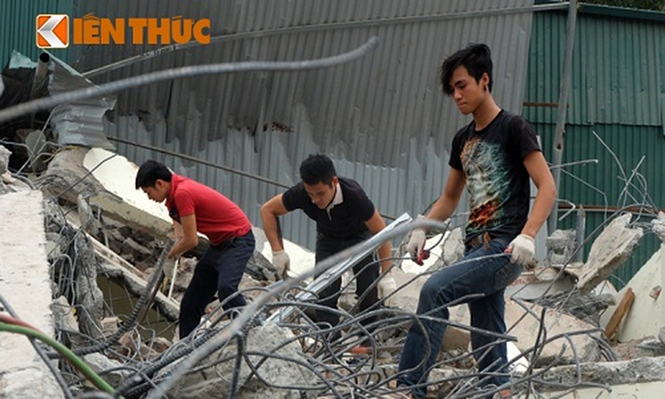 Anh: Nguoi dan “thau” bai dong nat khong lo tren via he Ha Noi-Hinh-5