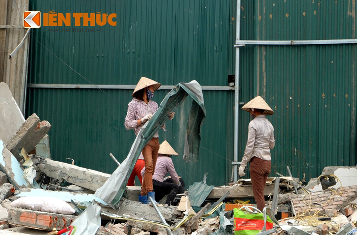 Anh: Nguoi dan “thau” bai dong nat khong lo tren via he Ha Noi-Hinh-6