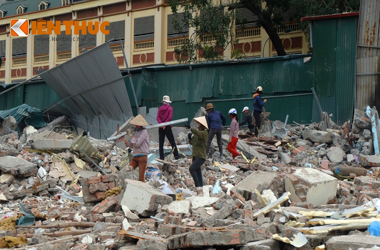 Anh: Nguoi dan “thau” bai dong nat khong lo tren via he Ha Noi