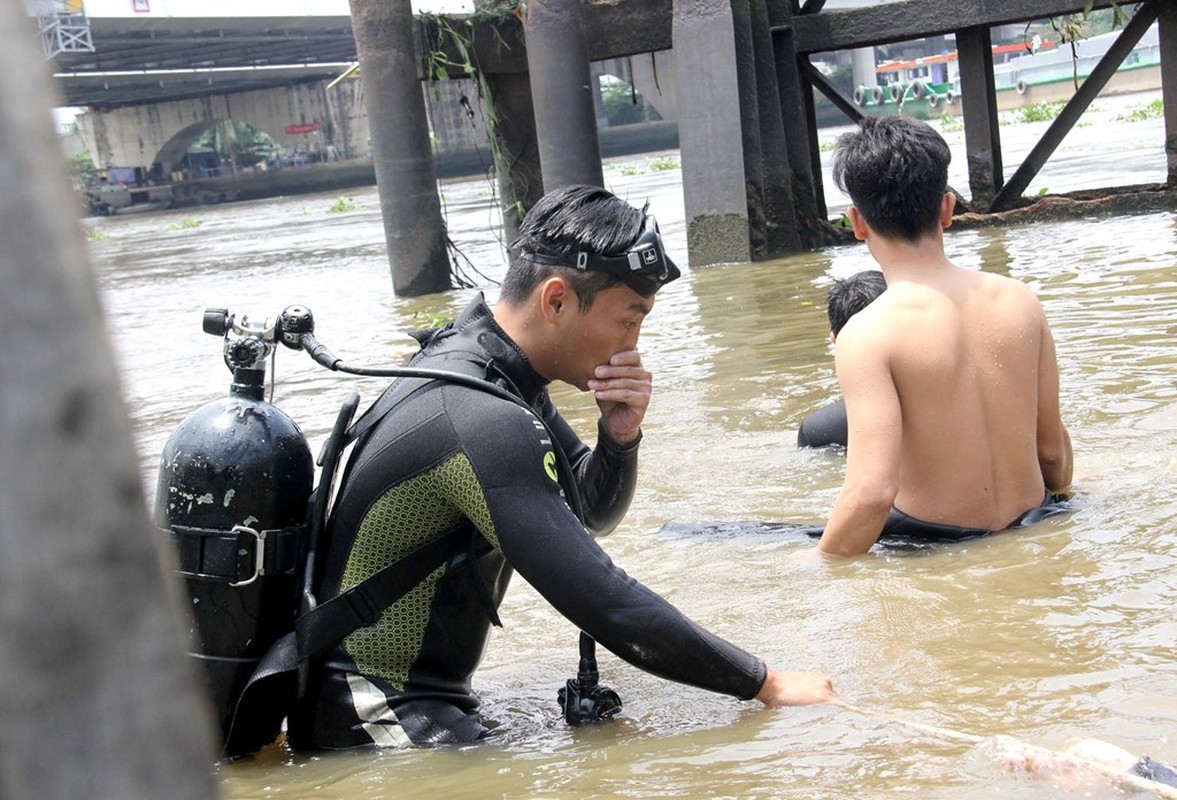 Anh: Me khoc ngat khi con bi cuon mat tich tren song Sai Gon-Hinh-7