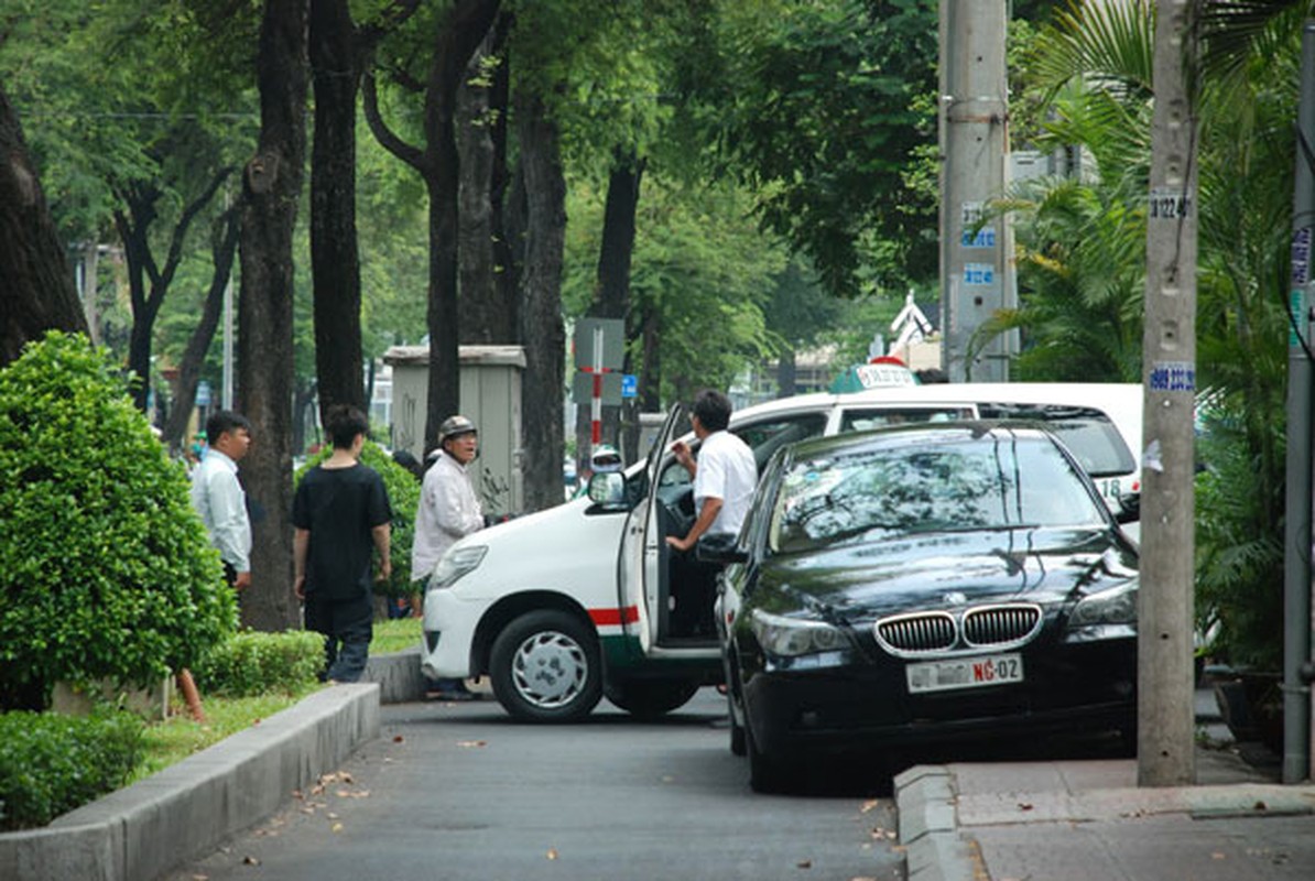 Anh: Xe ngoai giao, bien xanh “tai chiem” via he quan 1-Hinh-4