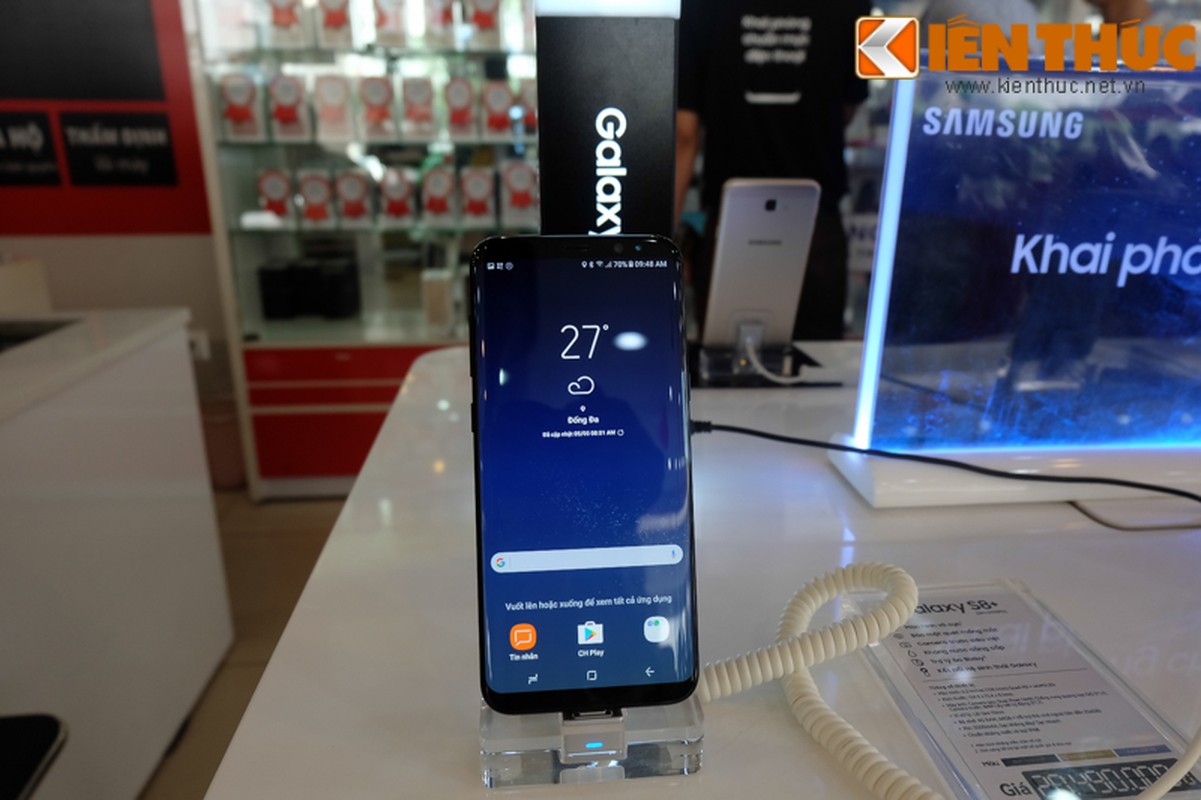 Nhon nhip di mua hang “nong” Samsung Galaxy S8 Plus vua len ke-Hinh-10