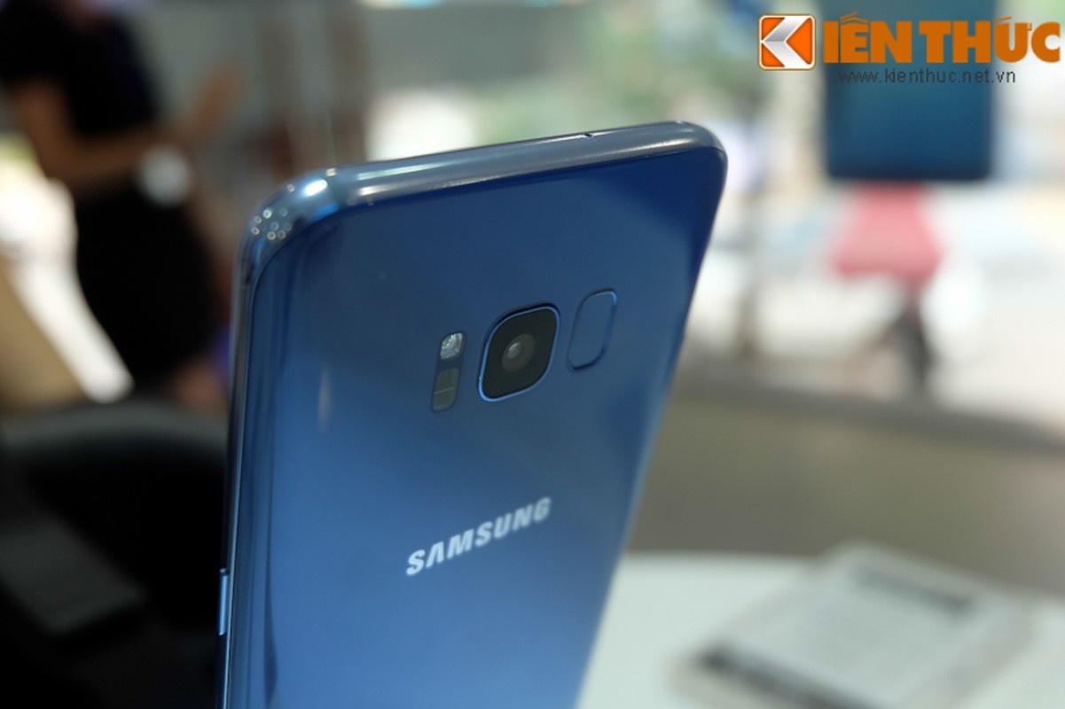 Nhon nhip di mua hang “nong” Samsung Galaxy S8 Plus vua len ke-Hinh-12
