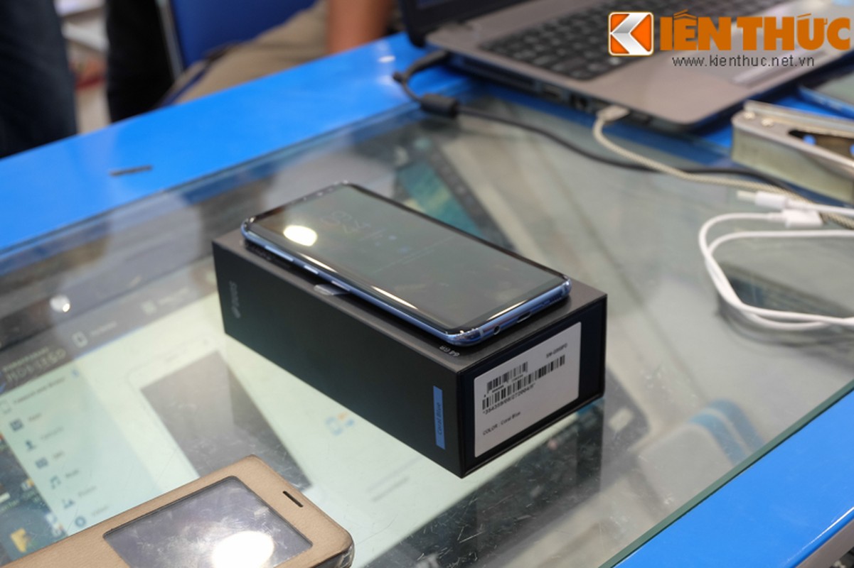 Nhon nhip di mua hang “nong” Samsung Galaxy S8 Plus vua len ke-Hinh-16