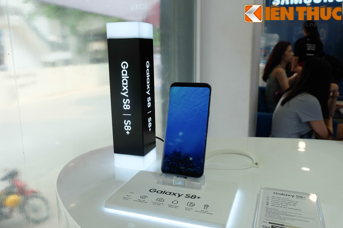 Nhon nhip di mua hang “nong” Samsung Galaxy S8 Plus vua len ke-Hinh-9