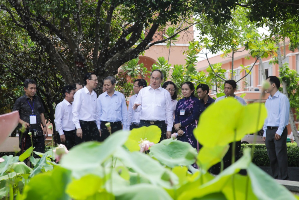 Anh: Tan Bi thu TP HCM Nguyen Thien Nhan tham Ben Nha Rong-Hinh-11