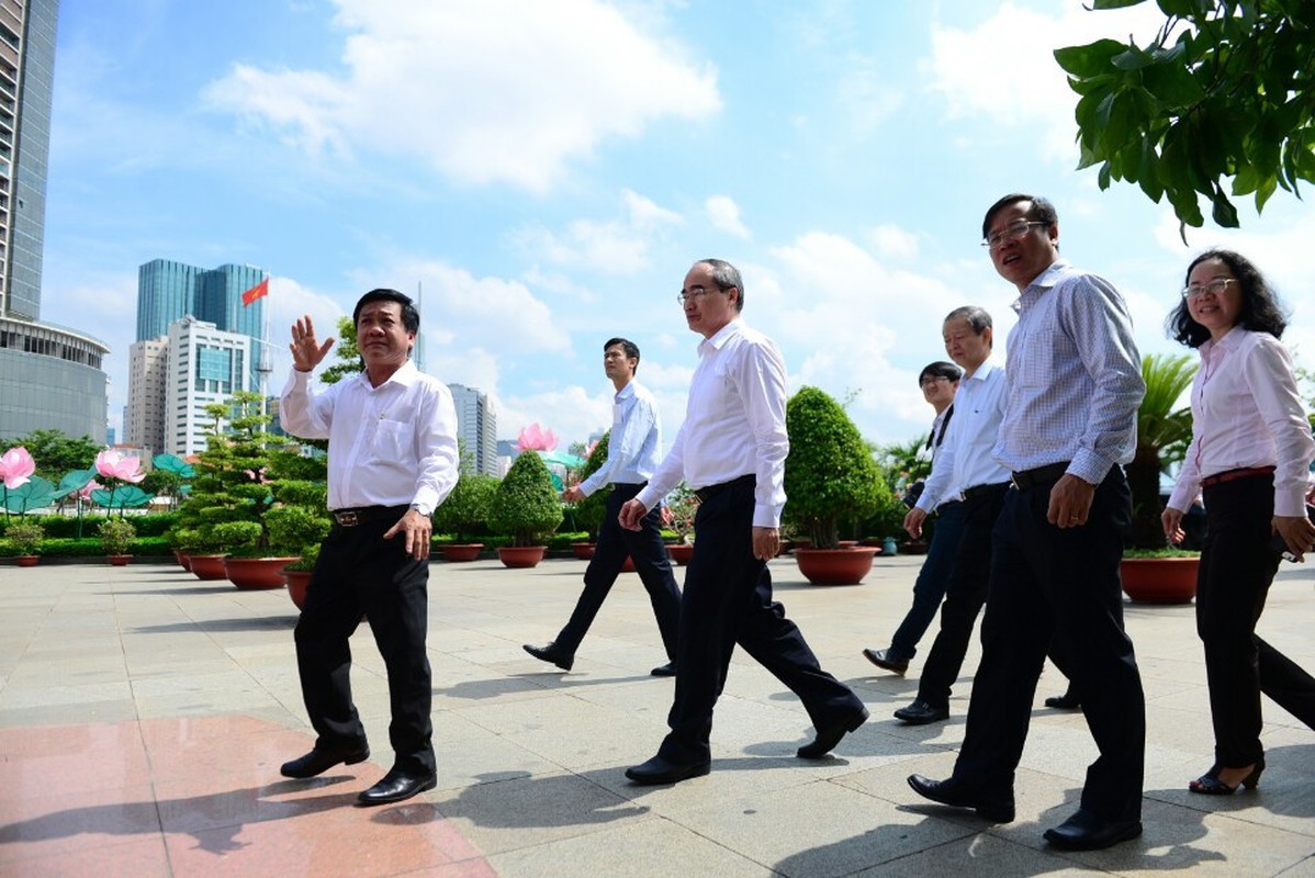 Anh: Tan Bi thu TP HCM Nguyen Thien Nhan tham Ben Nha Rong-Hinh-2