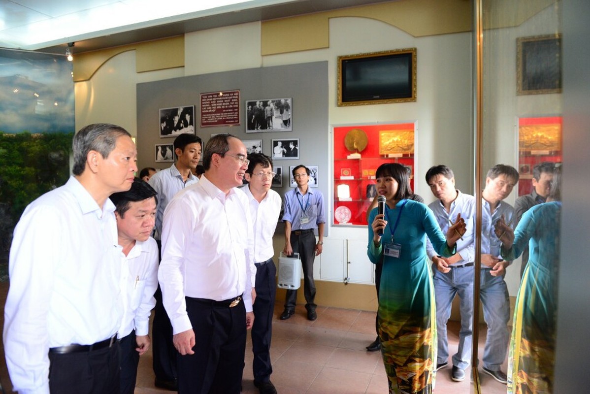 Anh: Tan Bi thu TP HCM Nguyen Thien Nhan tham Ben Nha Rong-Hinh-7