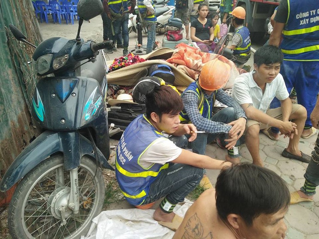 Anh: Khoi lua thieu rui lan cong nhan o Ha Noi-Hinh-10