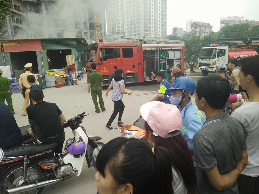 Anh: Khoi lua thieu rui lan cong nhan o Ha Noi-Hinh-6