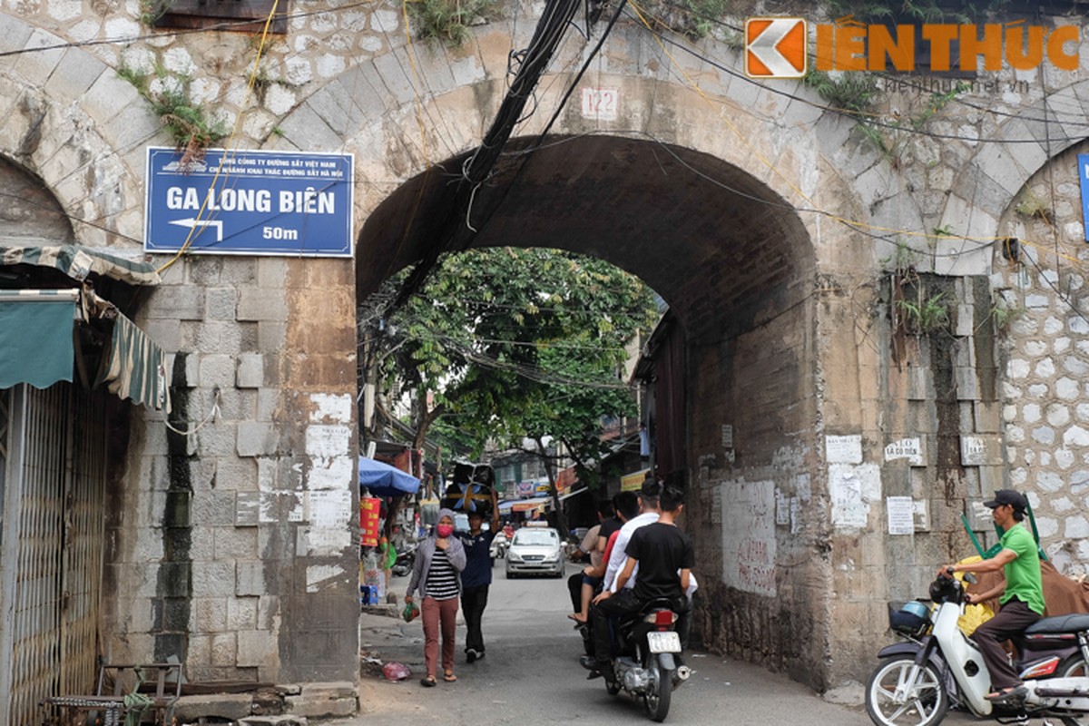 Anh: Can canh 127 vom cau o pho co Ha Noi sap duc thong-Hinh-12