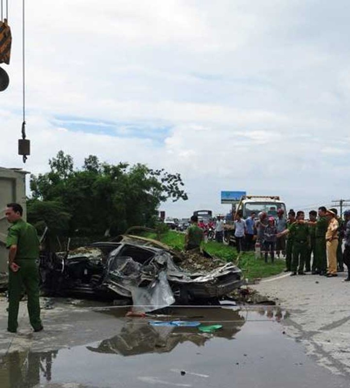 Anh: Xe tai de bep dum xe con, mot nguoi thiet mang thuong tam-Hinh-2