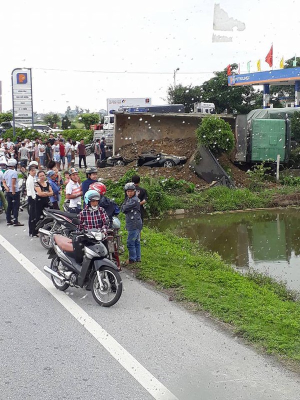 Anh: Xe tai de bep dum xe con, mot nguoi thiet mang thuong tam-Hinh-6