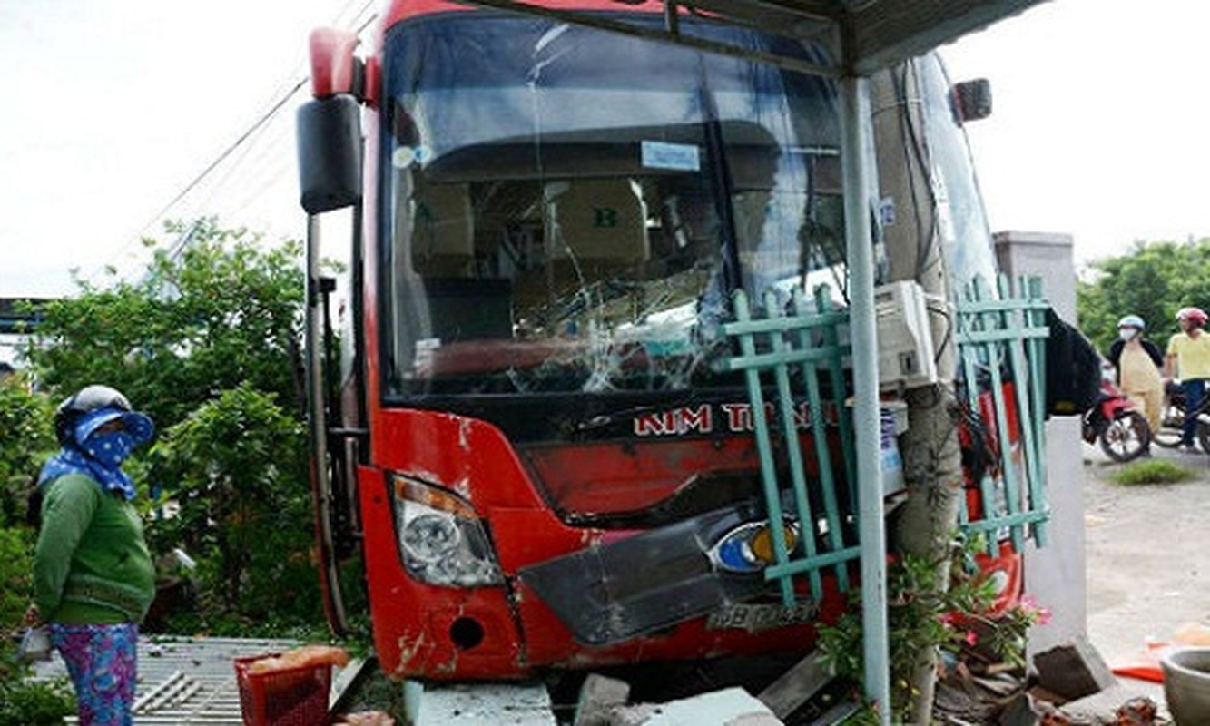 Hien truong 3 xe khach dam tham khoc khien nhieu nguoi tu vong