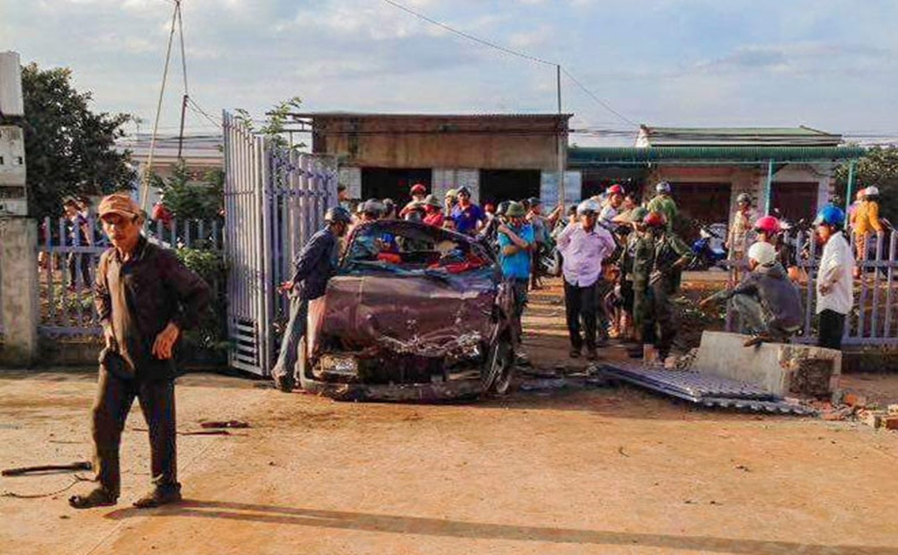 Anh: Hien truong oto dam sap cong nha, 6 nguoi nguy kich o Dak Lak