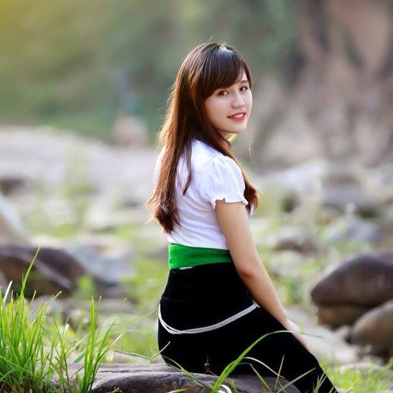 Ngan ngo truoc nhan sac cac hot girl dan toc thu thiet-Hinh-8