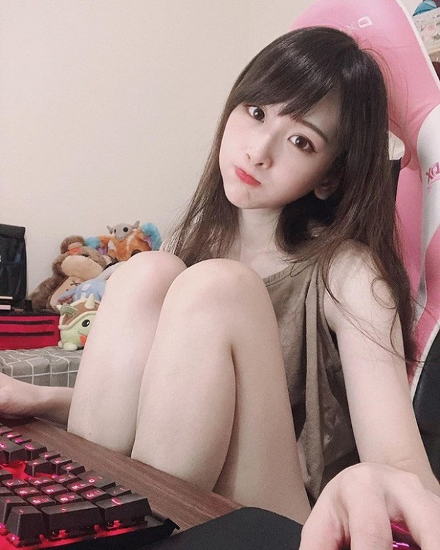 Nu streamer LMHT dep nhat xu Trung mat fan chi vi mot tin don-Hinh-2