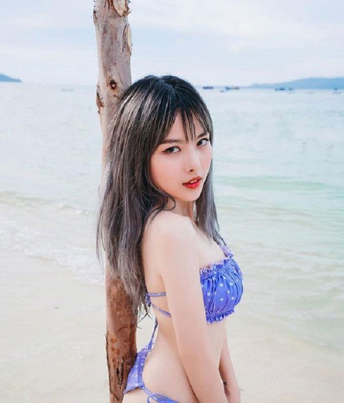 Dan nu game thu tha dang bikini khien fanboy dung ngoi khong yen-Hinh-7