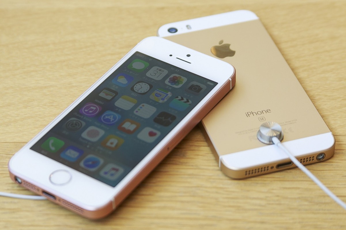 Top 5 iPhone te nhat lich su Apple van ban “dat nhu tom tuoi”