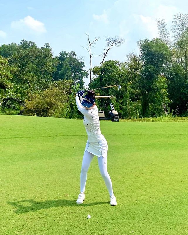 Hotgirl Ha Thanh khien ca san golf “dan mat” vi body nuot na-Hinh-10