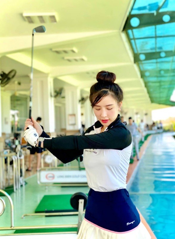 Hotgirl Ha Thanh khien ca san golf “dan mat” vi body nuot na