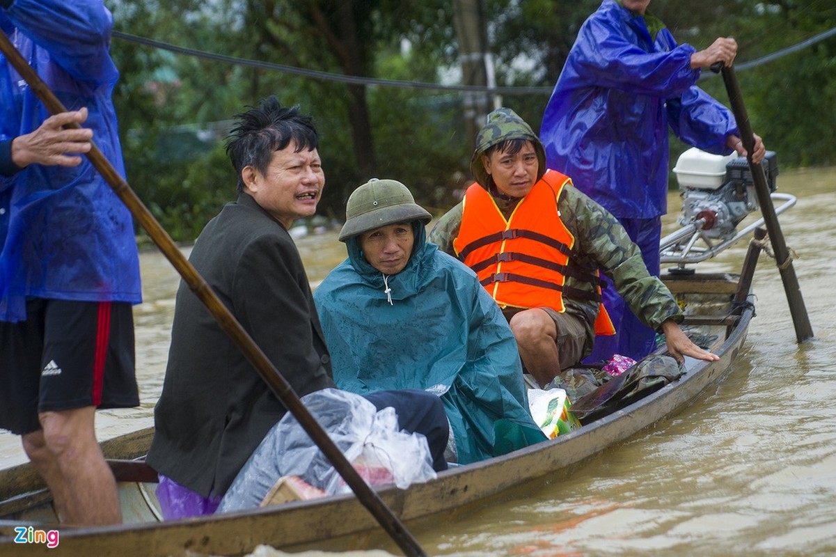 Luc luong cuu nan vao tan nha don nguoi dan di tranh lu-Hinh-7