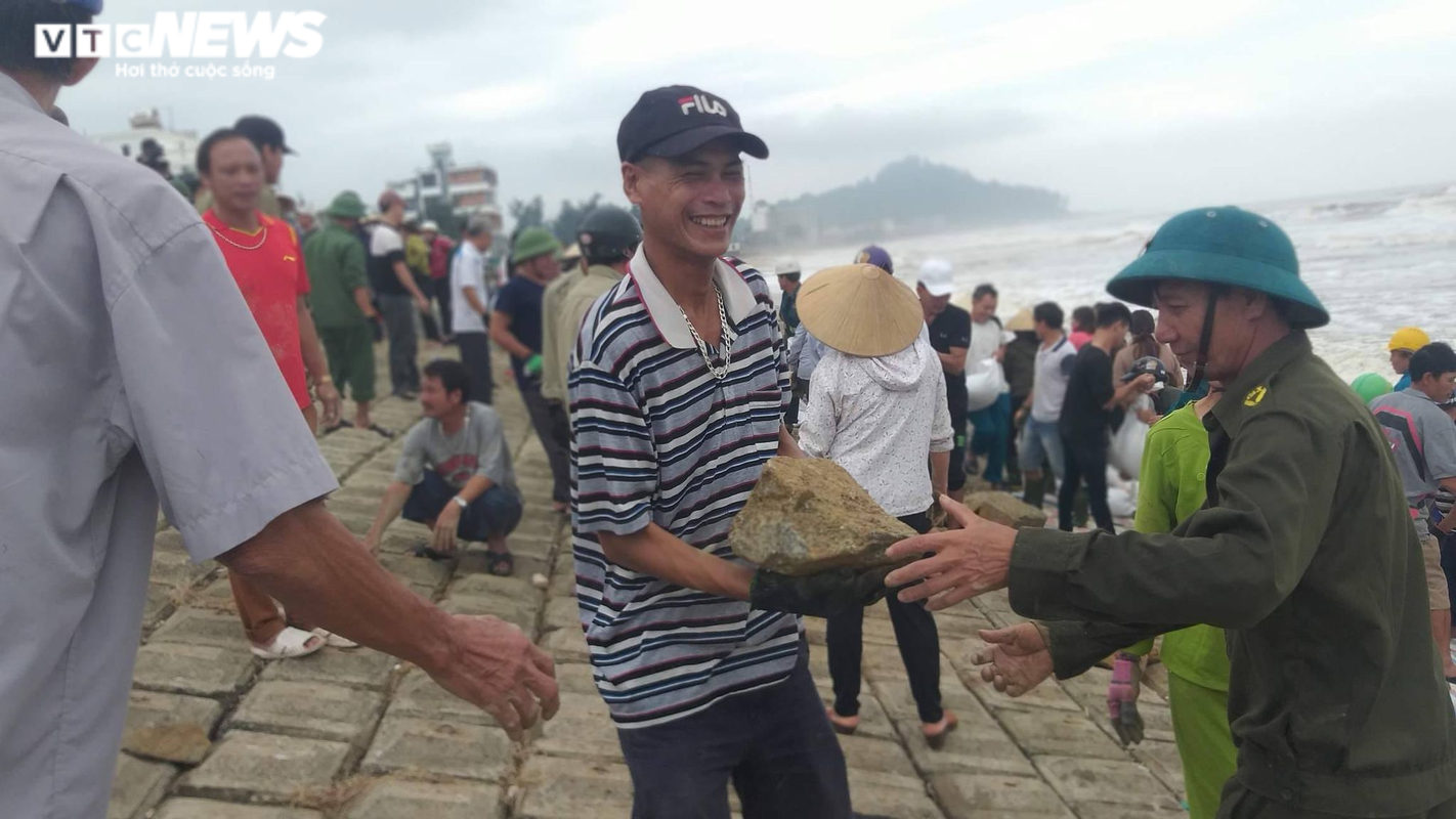 Nguoi Ha Tinh dam mua cuu ke bien truoc bao 