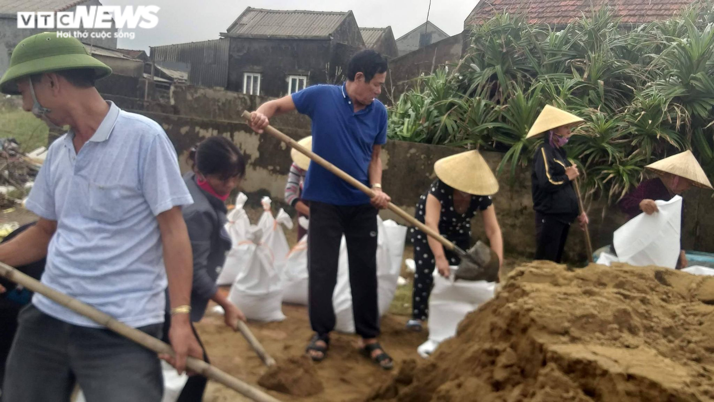 Nguoi Ha Tinh dam mua cuu ke bien truoc bao 