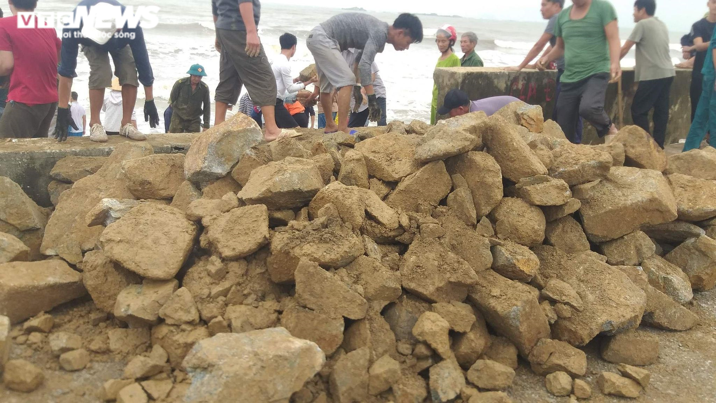 Nguoi Ha Tinh dam mua cuu ke bien truoc bao 