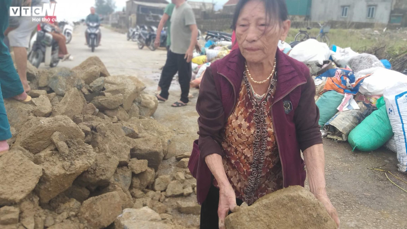 Nguoi Ha Tinh dam mua cuu ke bien truoc bao 