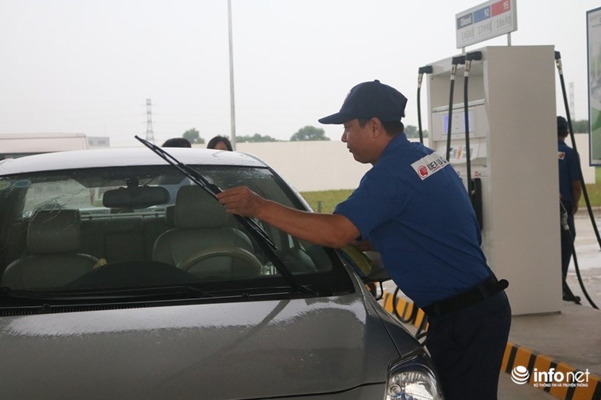 Chu cay xang Nhat doi mua nhieu gio cui gap nguoi chao khach-Hinh-12