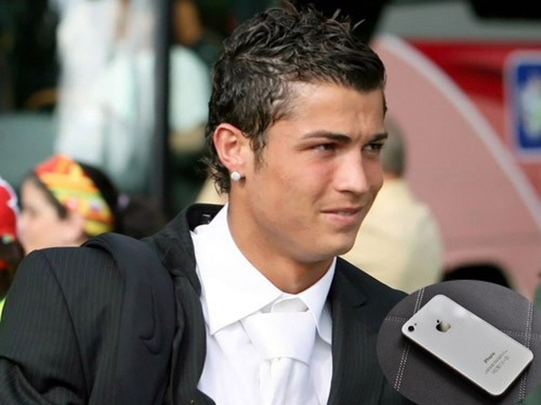 Cristiano Ronaldo vung tien tang qua khung cho ban be-Hinh-6