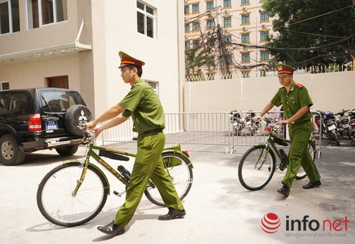 Cong an Ha Noi ngay dau cuoi xe dap di tuan tra