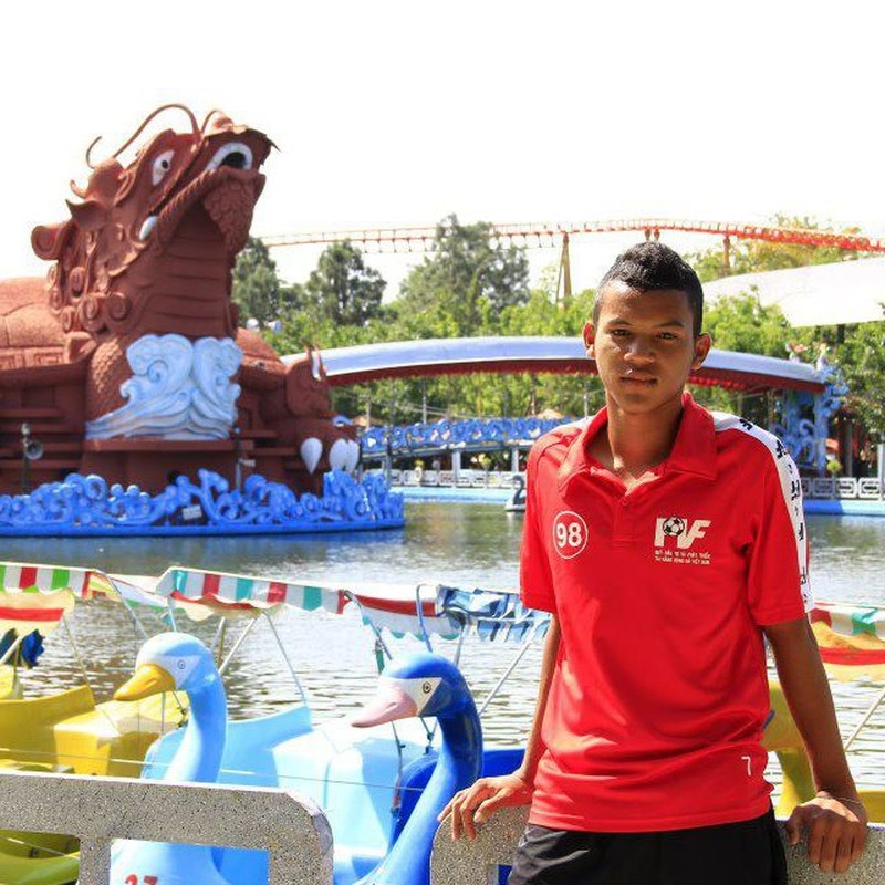 Chan dung chang cau thu Khmer lap cong cho U19 VN
