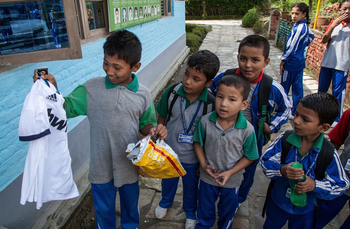 Nan nhan nhi dong dat Nepal ngac nhien nhan qua cua Ronaldo-Hinh-3