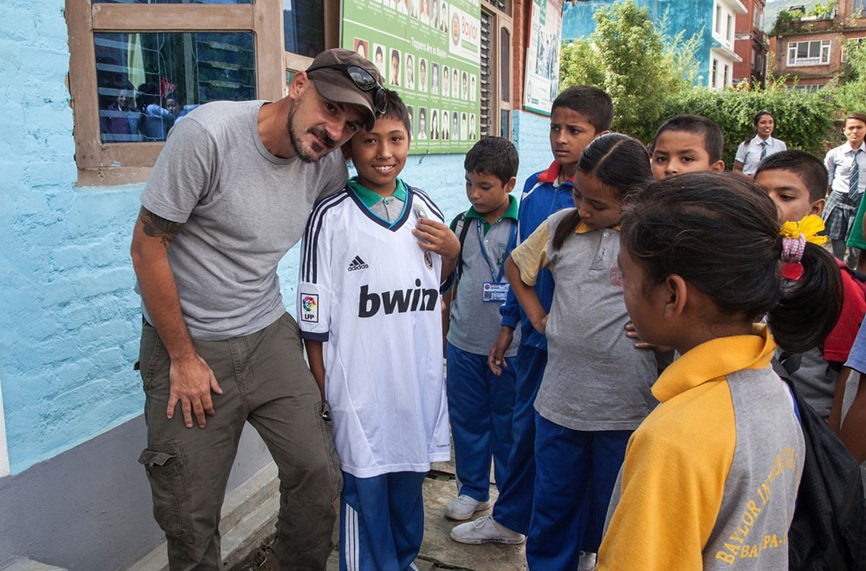 Nan nhan nhi dong dat Nepal ngac nhien nhan qua cua Ronaldo-Hinh-5