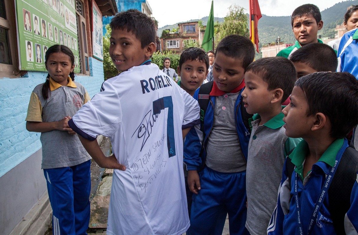 Nan nhan nhi dong dat Nepal ngac nhien nhan qua cua Ronaldo-Hinh-8