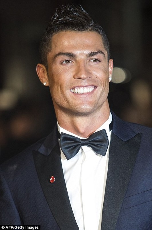 Cristiano Ronaldo tung bung gioi thieu phim tai lieu ve minh-Hinh-2