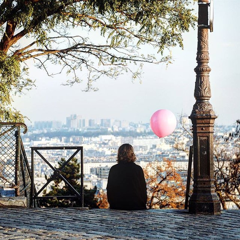 Gai xinh tung tay om bong bay mau hong phuot khap Paris-Hinh-8