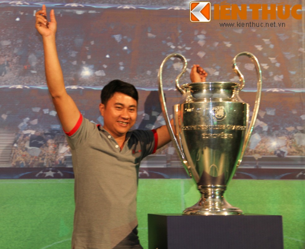 Can canh chiec cup UEFA Champions League xuat hien tai Ha Noi-Hinh-12