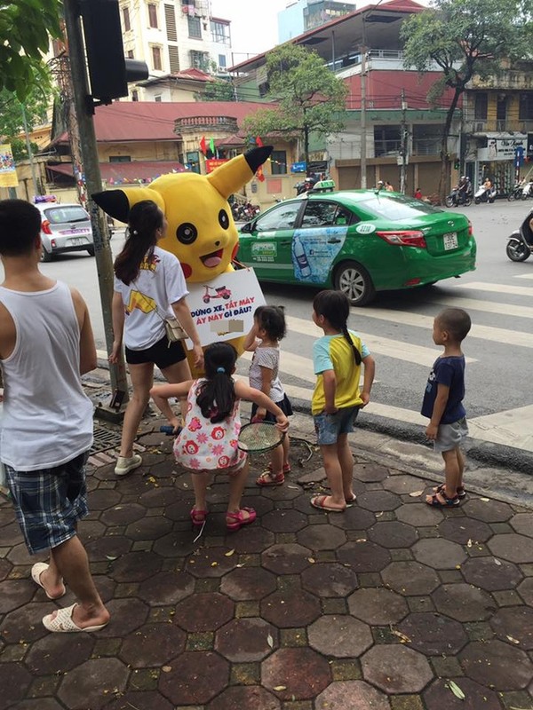 Deo bien dung xe tat may o HN, chu Pikachu bi xe tong-Hinh-3